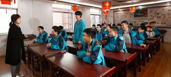 平利 分类教学，因材施教，采取“一类一方案、一人一目标”的教学方法
