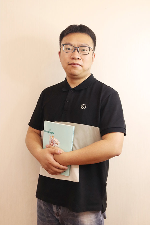 平利杨斌 本科学历，毕业于西安航空学院
